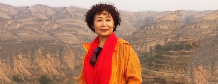 李江,女,国家一级美术师,中国美术家协会会员。中国国画家协会常务理事,文化部国韵文华书画院艺委会委员,上海文交所书画交易中心艺术顾问。四川省美术家协会理事,成都市美协主席团成员、副秘书长,四川省政协书画院艺术专委会委员。四川东坡书画院院副院长,四川当代国画研究院副院长,成都画院画师。四川博物院享受政府津贴优秀专家。为第一个受邀在德国城市留下手模的中国艺术家。作品入选文化部和中国美协第六、七、八、九届全国美术作品展,中国美协首届、第二届全国中国画人物画大展,中国美协中国画三百家,第四届世界妇女联合会